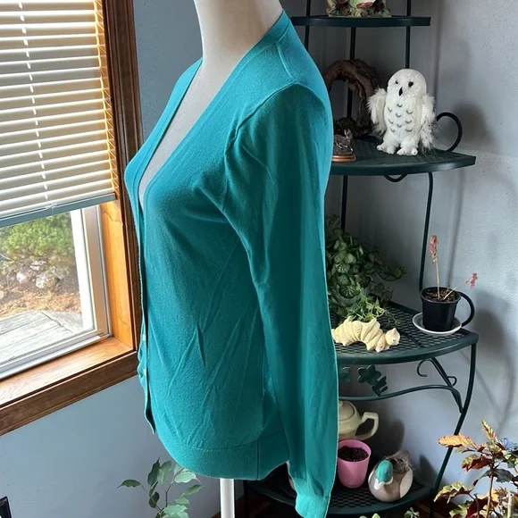 Nice Banana Republic Cardigan - Picture 3 of 10